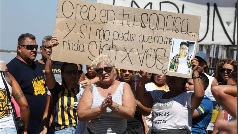La nutrida marcha de este jueves en la puerta del boliche Ming. 
