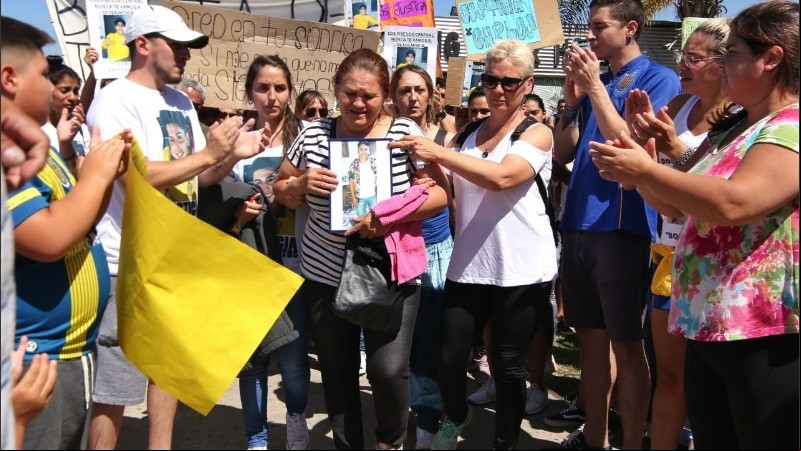 El dolor de la mamá de Carlos Orellano en la marcha en La Fluvial. 