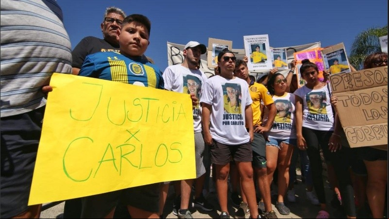 La nutrida marcha de este jueves en la puerta del boliche Ming. 