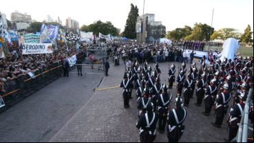 Las últimas luces del día y el Paraná de fondo para el acto en Rosario.