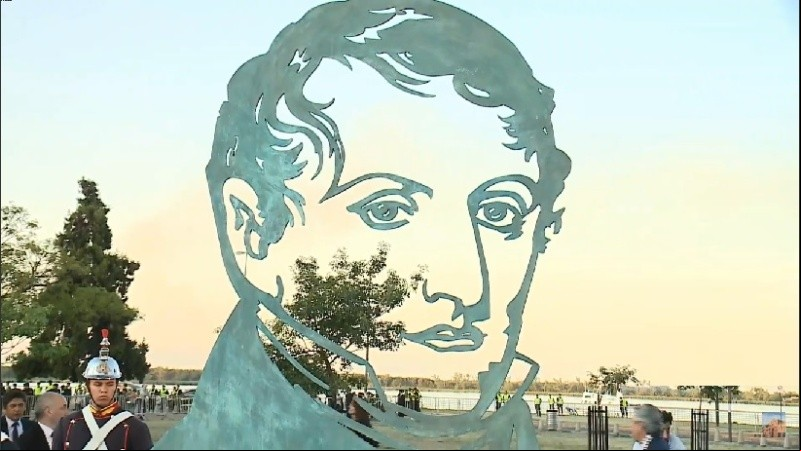 El nuevo y merecido monumento a Belgrano en el Parque Nacional a la Bandera.