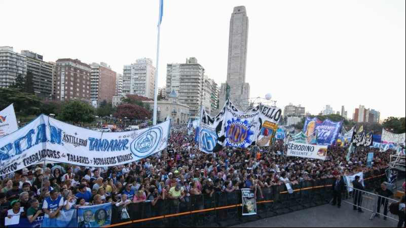 Una multitud acompañó el acto frente al río.