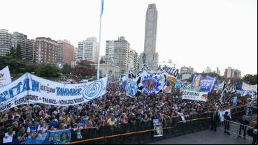 Una multitud acompañó el acto frente al río.