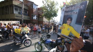 Familiares y amigos de Carlos Orellano piden justicia en la puerta del IML.