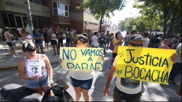 Familiares y amigos de Carlos Orellano piden justicia en la puerta del IML.