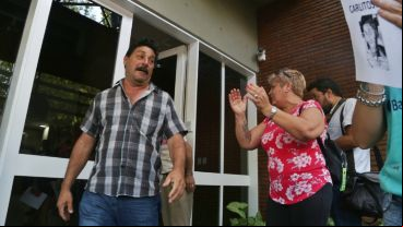 El papá de Carlos Orellano apuntó que su hijo "cayó al agua prácticamente muerto".