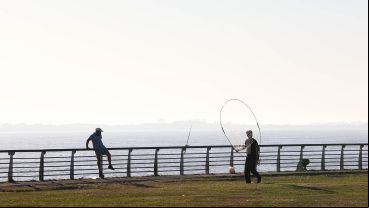 El humo de los incendios en las islas desde la costa central rosarina este martes por la mañana.