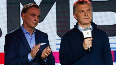 Miguel Pichetto haciendo campaña con Mauricio Macri.