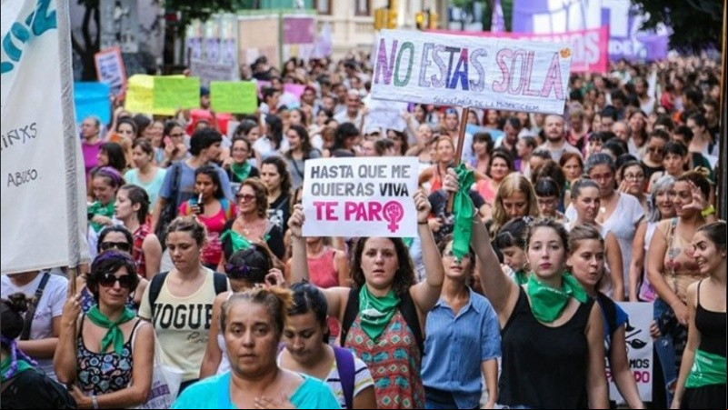 La marcha por el Paro Internacional y Plurinacional de Mujeres, Lesbianas, Bisexuales, Travestis, Trans, No Binaries, Afros, Originarias e Indígenas en Rosario partirá este lunes a las 17 desde Plaza Montenegro.