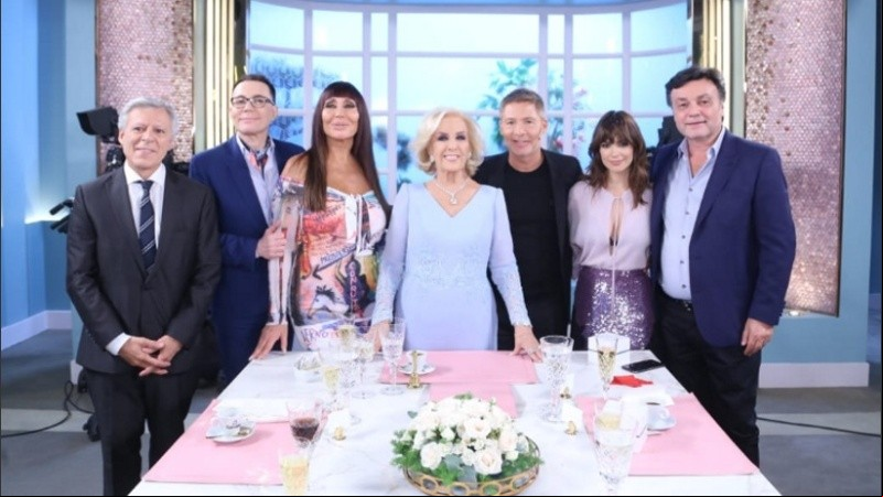 “Me tomaste de sorpresa. Te prometo que no sabía. No estoy actuando, no sabía”, dijo Mirtha, incómoda, tras la respuesta de Marcos Carnevale (último a la derecha).