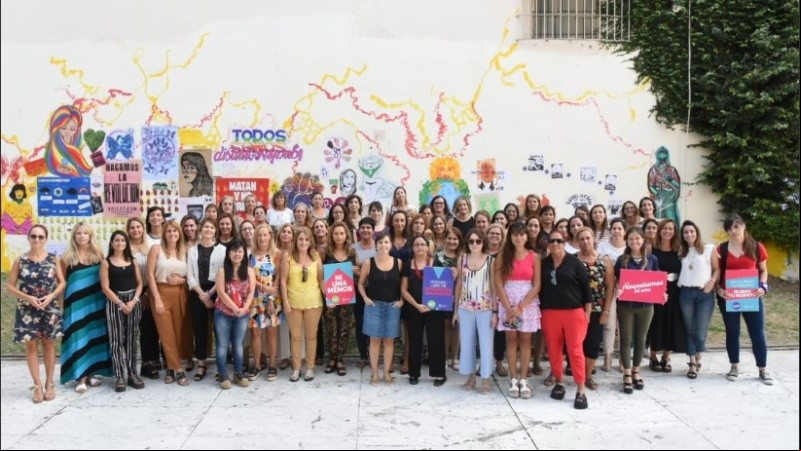 Funcionarias y empleadas municipales iniciaron el paro a las 11.