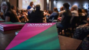 La portada de “+30 mujeres” representa la lucha por el aborto legal, seguro y gratuito –simbolizado en el pañuelo verde– y la campaña por la emergencia nacional en violencia contra las mujeres –representado en el pañuelo rosa–.