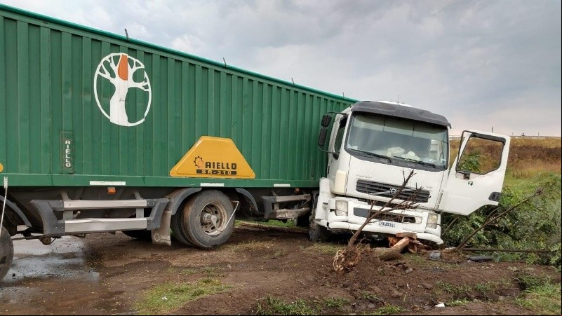 Así quedó el camión que embistió el carrito de comidas. 