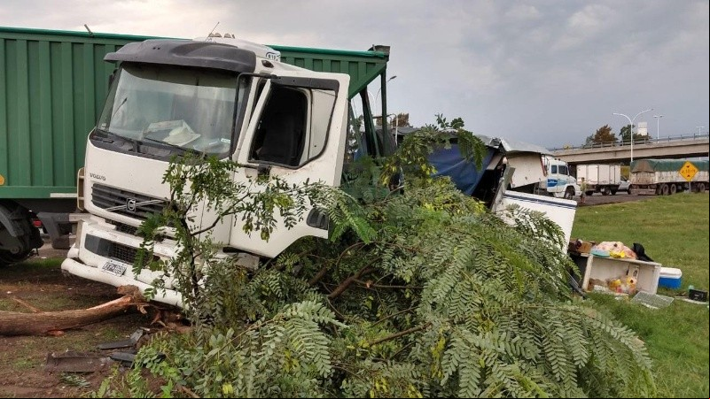 Así quedó el camión que embistió el carrito de comidas. 