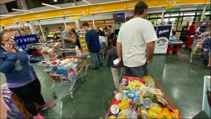 De alcohol en gel, productos de higiene y alimentos quedó poco este domingo.