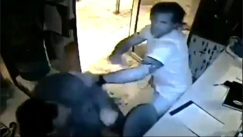 La golpiza quedó grabada por las cámaras de seguridad.