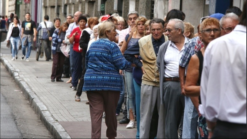 Filas en los bancos, discusiones y miedo al contagio entre los jubilados. 