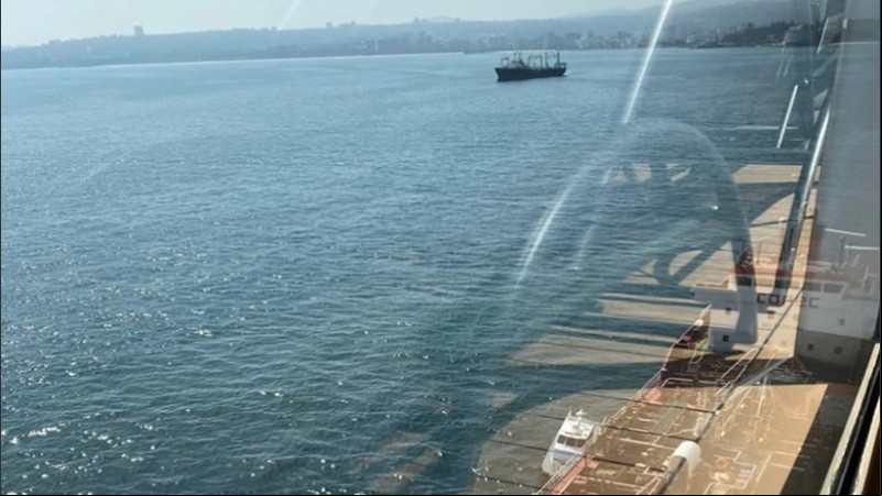 El Celebrity Eclipse en plena carga de combustible lejos de la costa de Valparaíso.