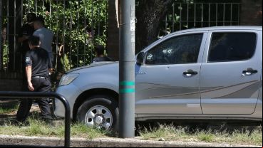 Algunos de los impactos de bala en la camioneta de la víctima.
