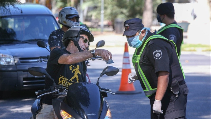 Diferentes controles de la policía en las calles de Rosario.