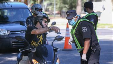 Diferentes controles de la policía en las calles de Rosario.
