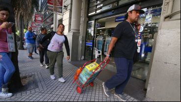 En la puerta de los supermercados se acumuló mucha gente.