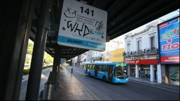 Escaso movimiento de personas en plaza Sarmiento.