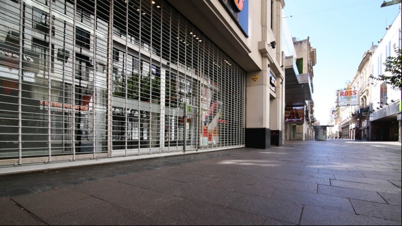 Peatonal Córdoba este mediodía. Totalmente vacía.