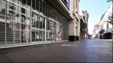 Peatonal Córdoba este mediodía. Totalmente vacía.