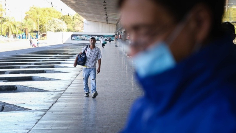 Pocos colectivos llegaron a la terminal de ómnibus rosarina, que desde el mediodía cerró sus puertas. 