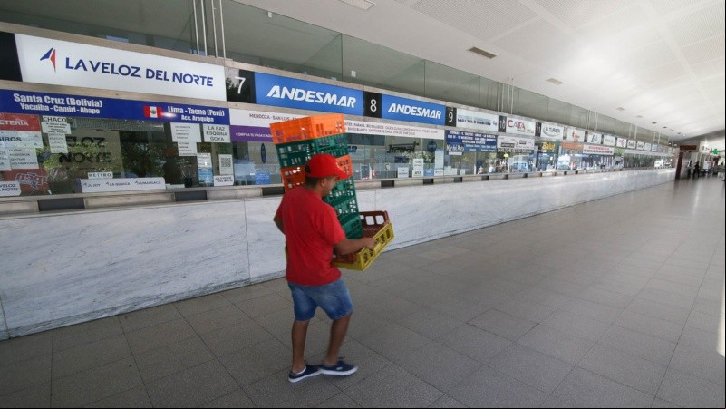La terminal de ómnibus con algunos pocos trabajadores.