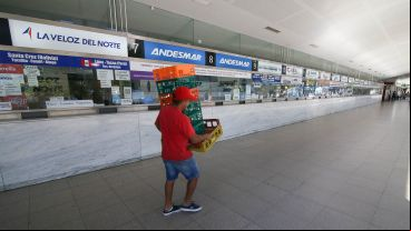 La terminal de ómnibus con algunos pocos trabajadores.
