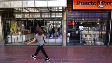Comercios con sus persianas bajas en el centro rosarino.