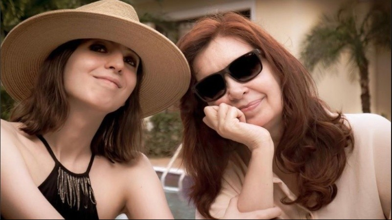 Florencia vuelve a Argentina junto a su madre. 