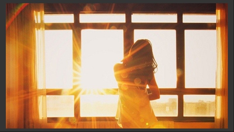 El otoño, por ahora, se mira por la ventana. 