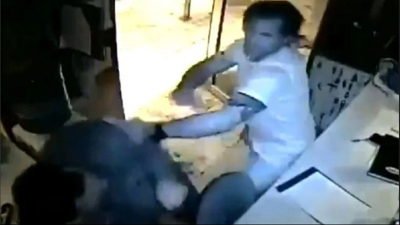 El hombre agredió a trompadas al vigilador.
