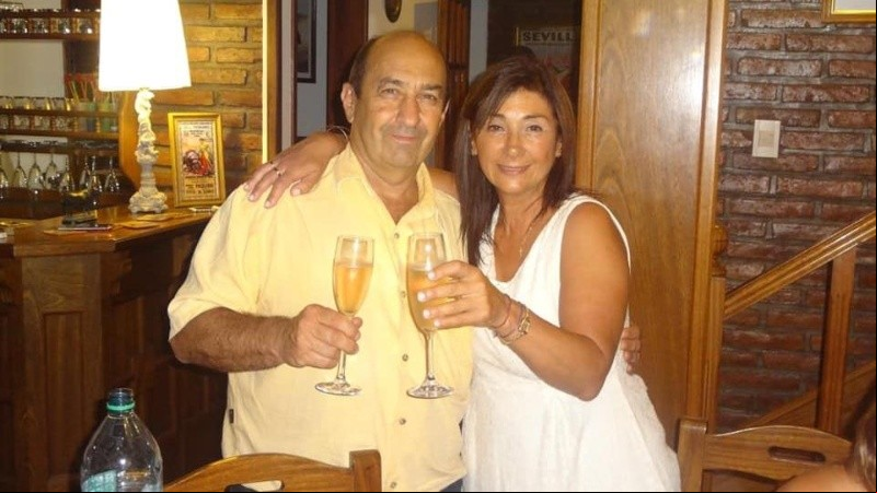 El médico fallecido y su hermana, que confirmó la noticia a través de Facebook. 