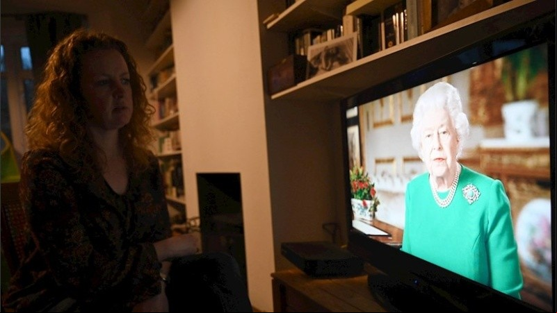 La reina se dirigió a los británicos en TV por primera vez en ocho años. 