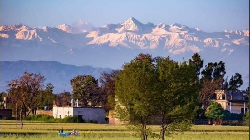 La cuaretena limpió el aire y se volvió a ver la cadena montañosa. 