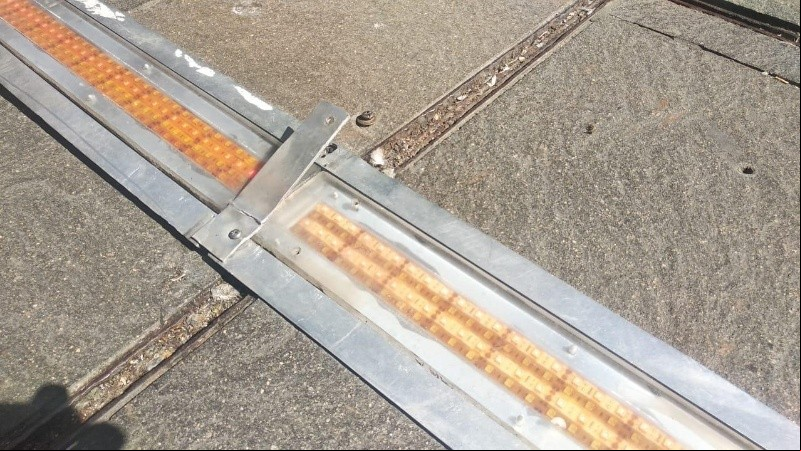 El soporte de metal levantado que ocasionó el tropiezo del hombre. 