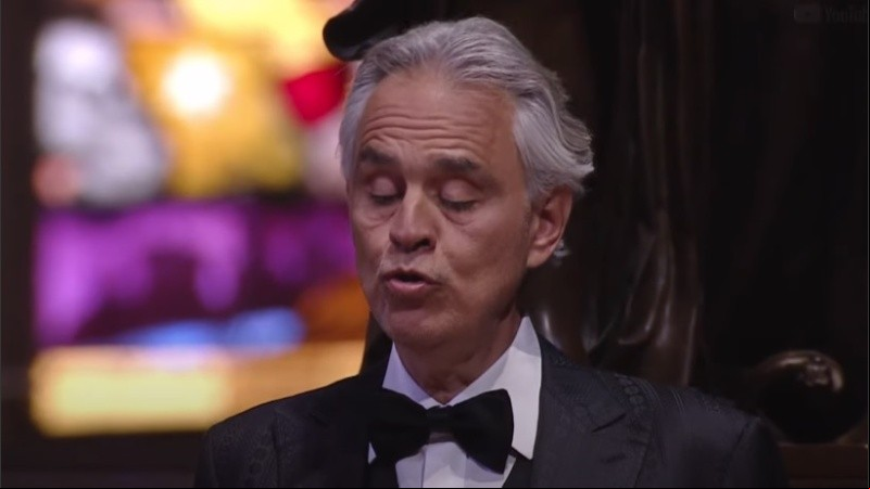 En el concierto pascual, Andrea Bocelli interpretó “Ave María”, “Sancta María”, “Domini Deus” y finalizó con el “Panis Angelicus”.