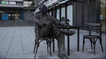 El "Negro" Fontanarrosa con el barbijo en la Plaza Montenegro de Rosario.