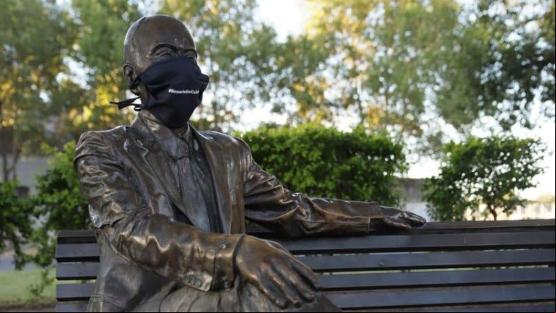 La estatua del Negro Olmedo con mascarilla, en Pichincha. 