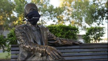 La estatua del Negro Olmedo con mascarilla, en Pichincha.