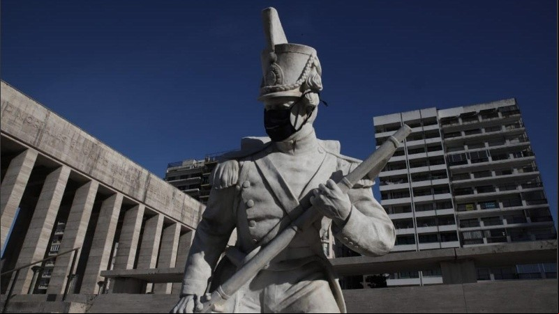 Estatuas con barbijo en el Monumento a la Bandera. 