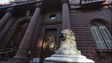 Los leones del Palacio Municipal también tienen barbijo.
