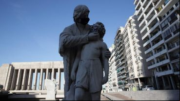 Estatuas con barbijo en el Monumento a la Bandera.