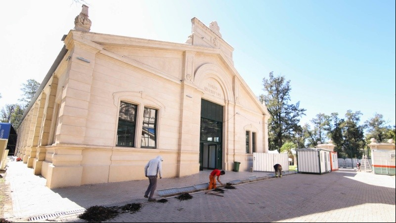 Los preparativos en el Hipódromo y la ex Rural que serán centros de aislamiento para personas con el virus covid-19.