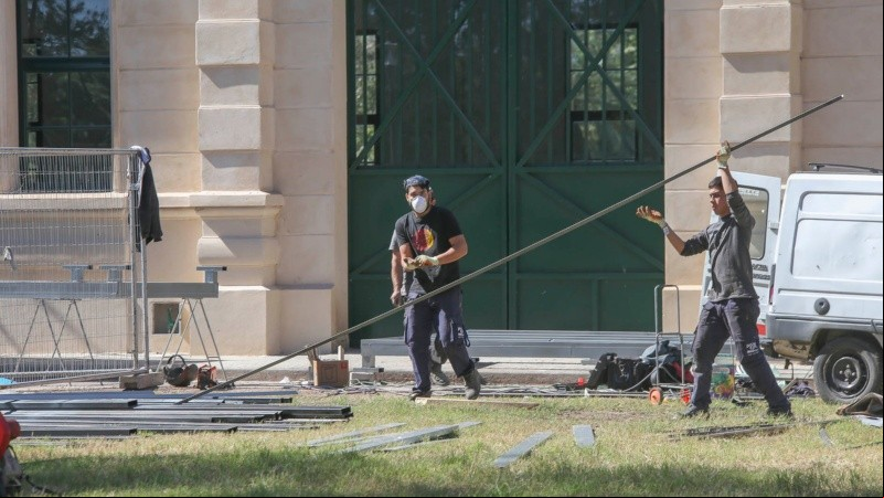 Los preparativos en el Hipódromo y la ex Rural que serán centros de aislamiento para personas con el virus covid-19.