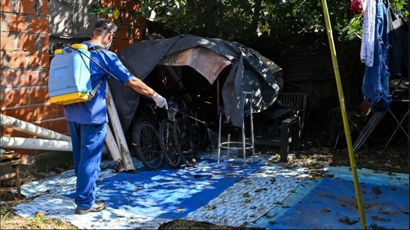 Las cuadrillas municipales realizan fumigaciones en diferentes barrios.